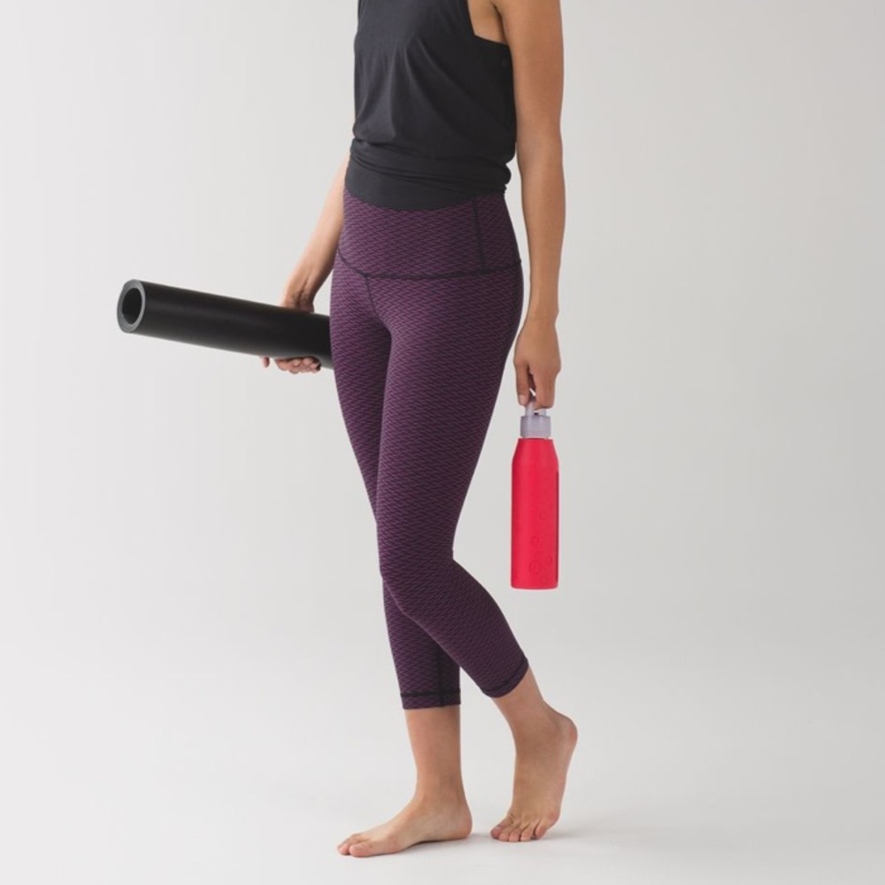Lululemon Size‎ 2 Wunder Under Crop (Hi-Rise) 
Score Jacquard Black Polar Pink